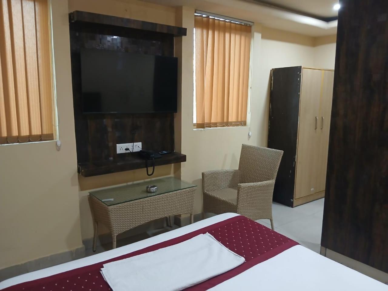 Blossoms Room Holiday Inn- Lakdikapul Hyderabad Exterior foto